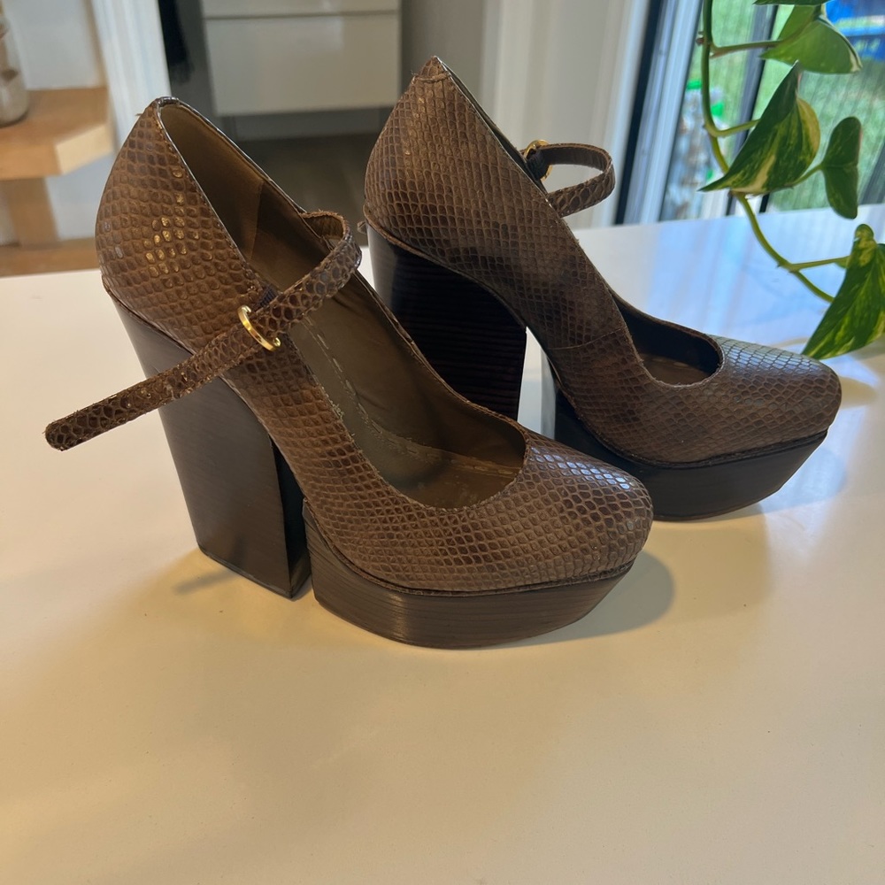 Alice and Olivia platforms